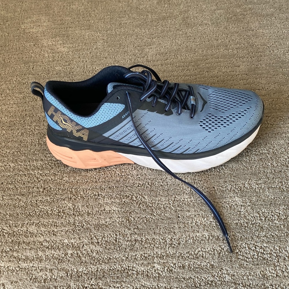 Hoka One One Arahi 3 - Women’s size 10 - like new!